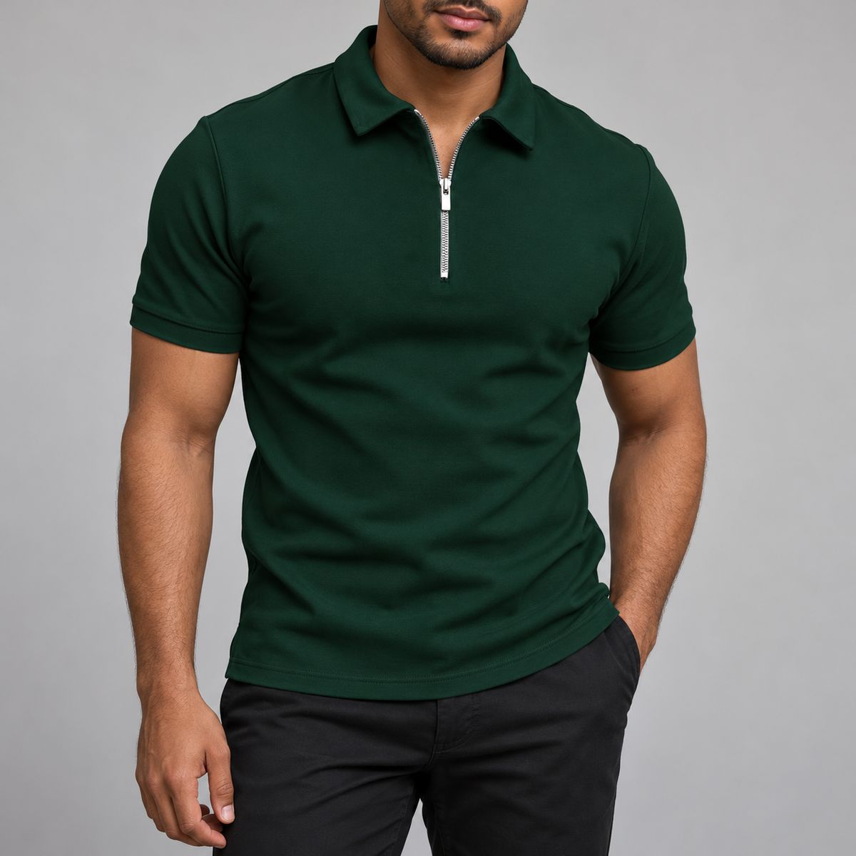 Zip-Polo Tannengrün am Model