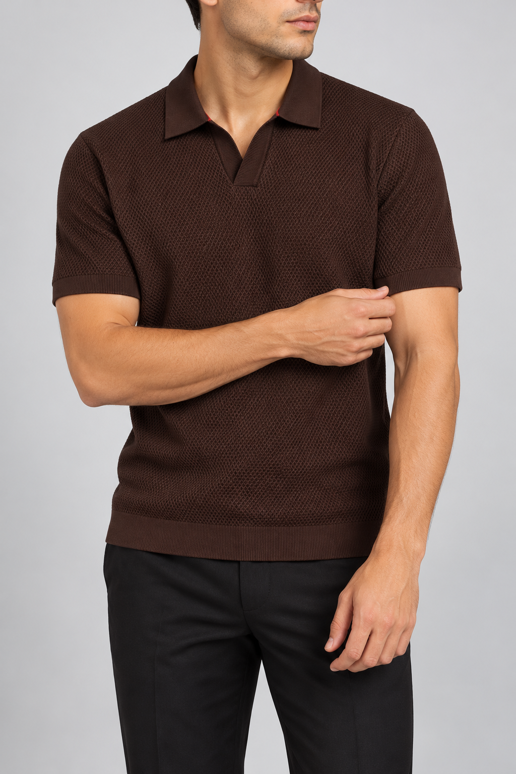 Struktur-Strickpolo Espresso am Model