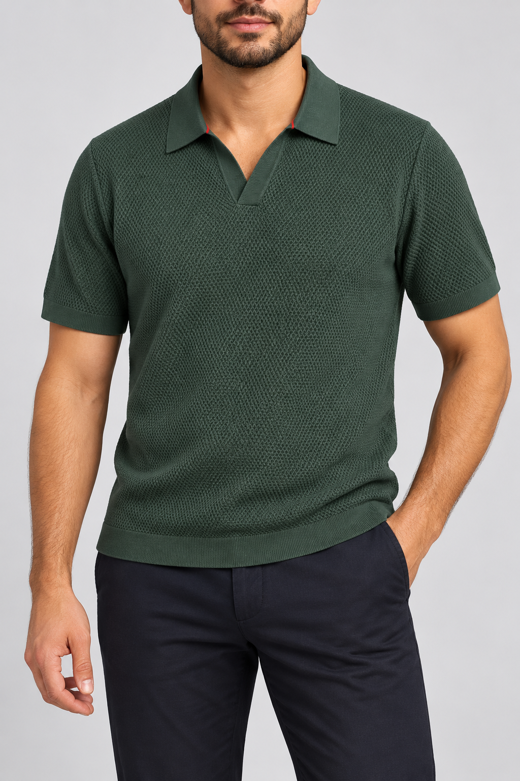 Struktur-Strickpolo Piniengrün am Model