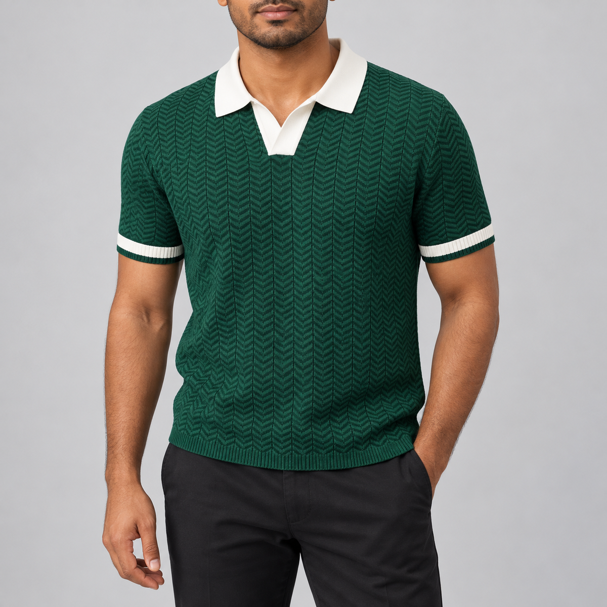 Kontrast-Strickpolo Tannengrün am Model