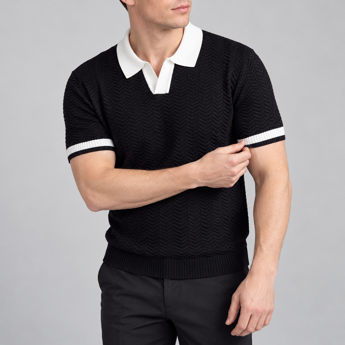 Kontrast-Strickpolo Schwarz am Model