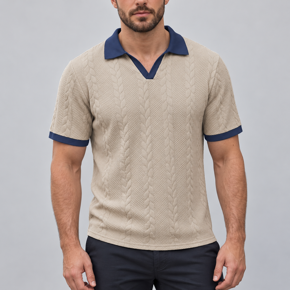 Zopfstrick-Polo Beige am Model