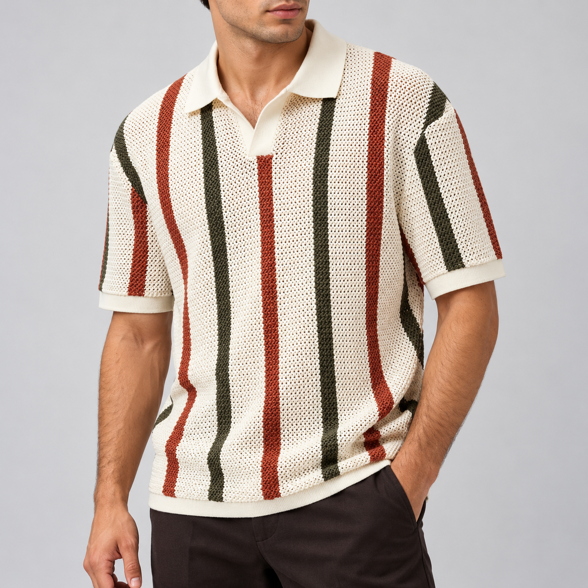 Streifen-Strickpolo Creme mit Rost und Oliv am Model