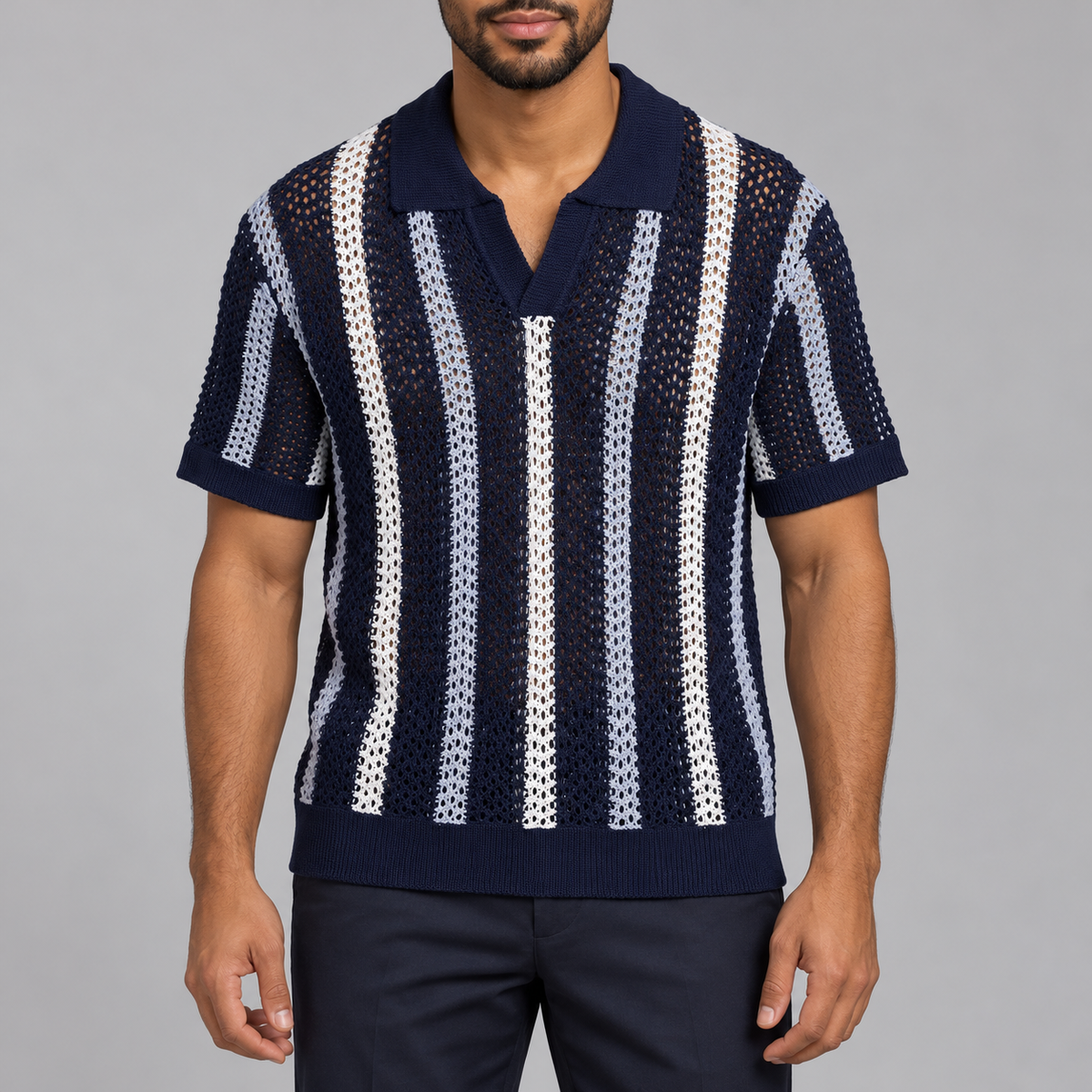 Streifen-Strickpolo Marineblau mit Weiß am Model