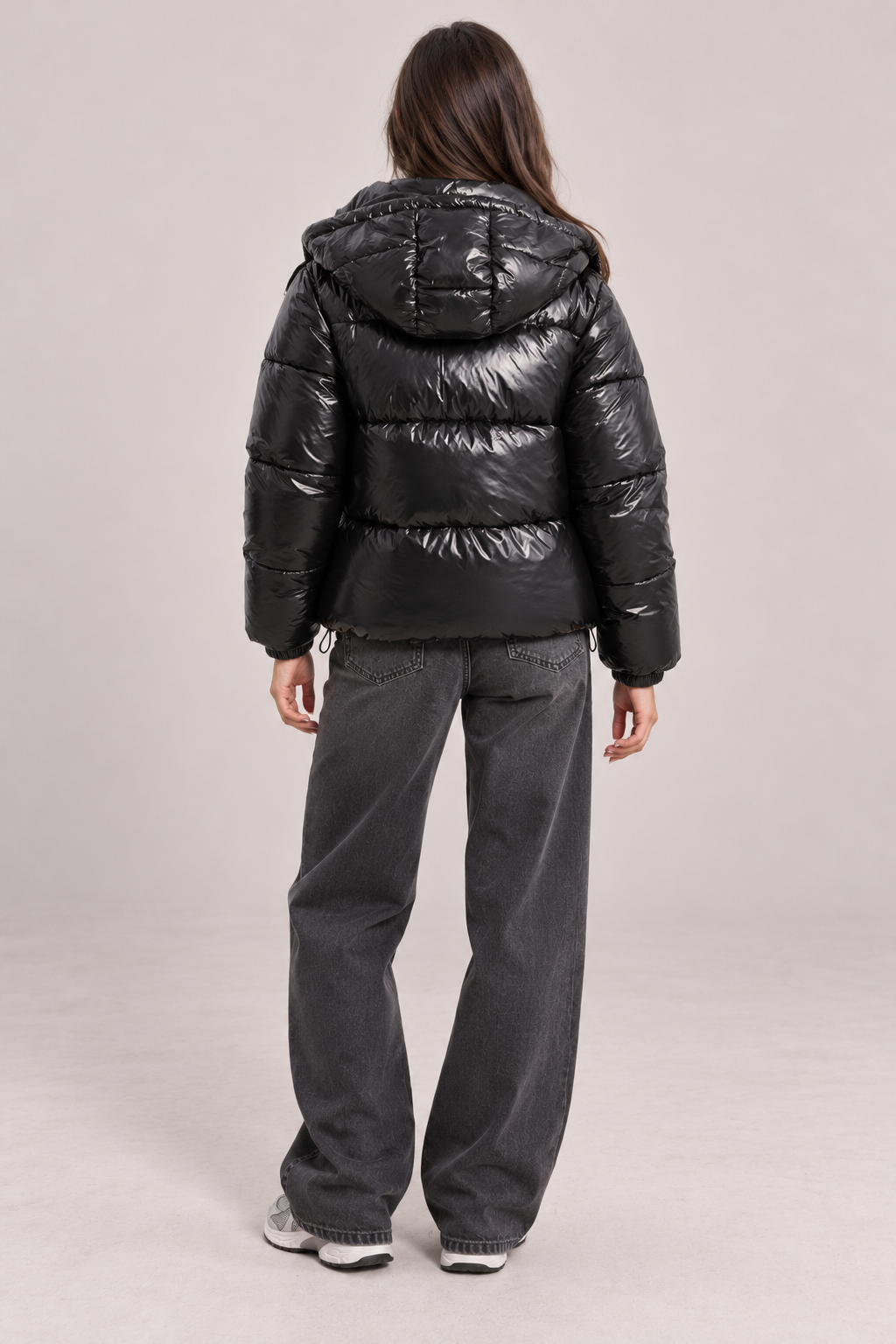 Glänzende Pufferjacke mit Kapuze