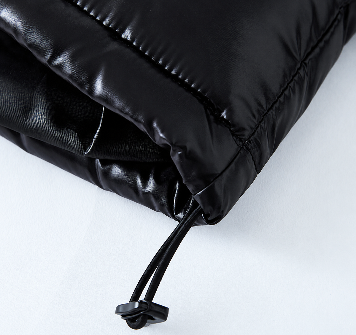 Schwarze Pufferjacke – Saum mit Kordelzug