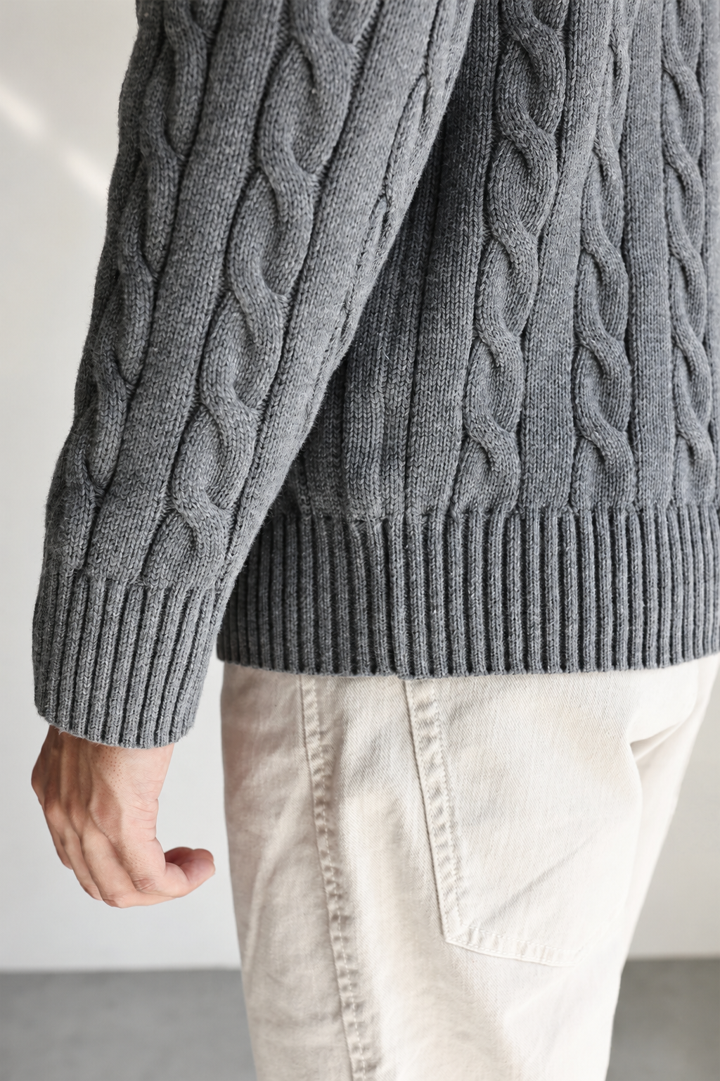 Grauer Zopfmuster-Pullover – Ärmel, Saum und Strickstruktur