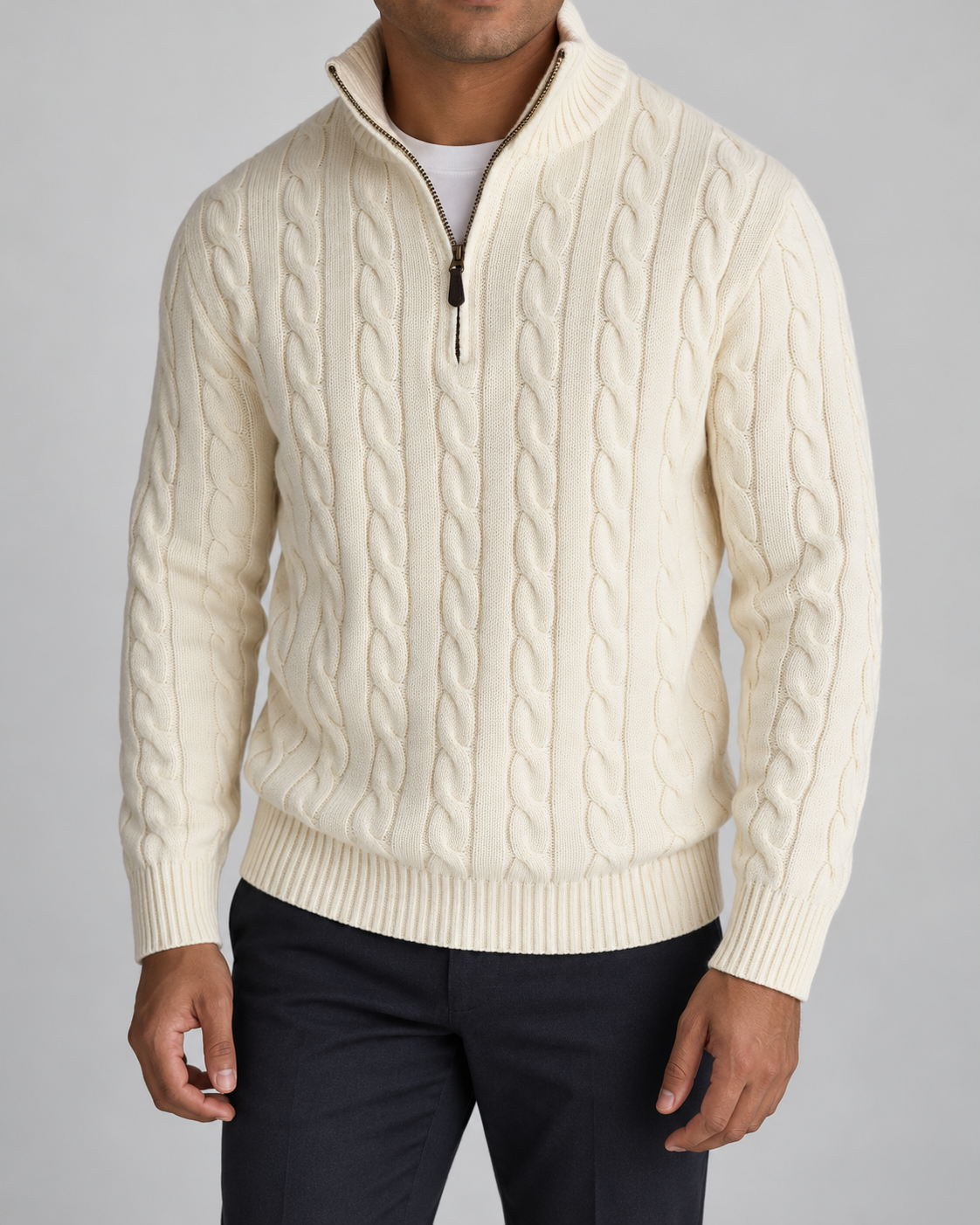 Zopfmuster-Pullover Creme am Model