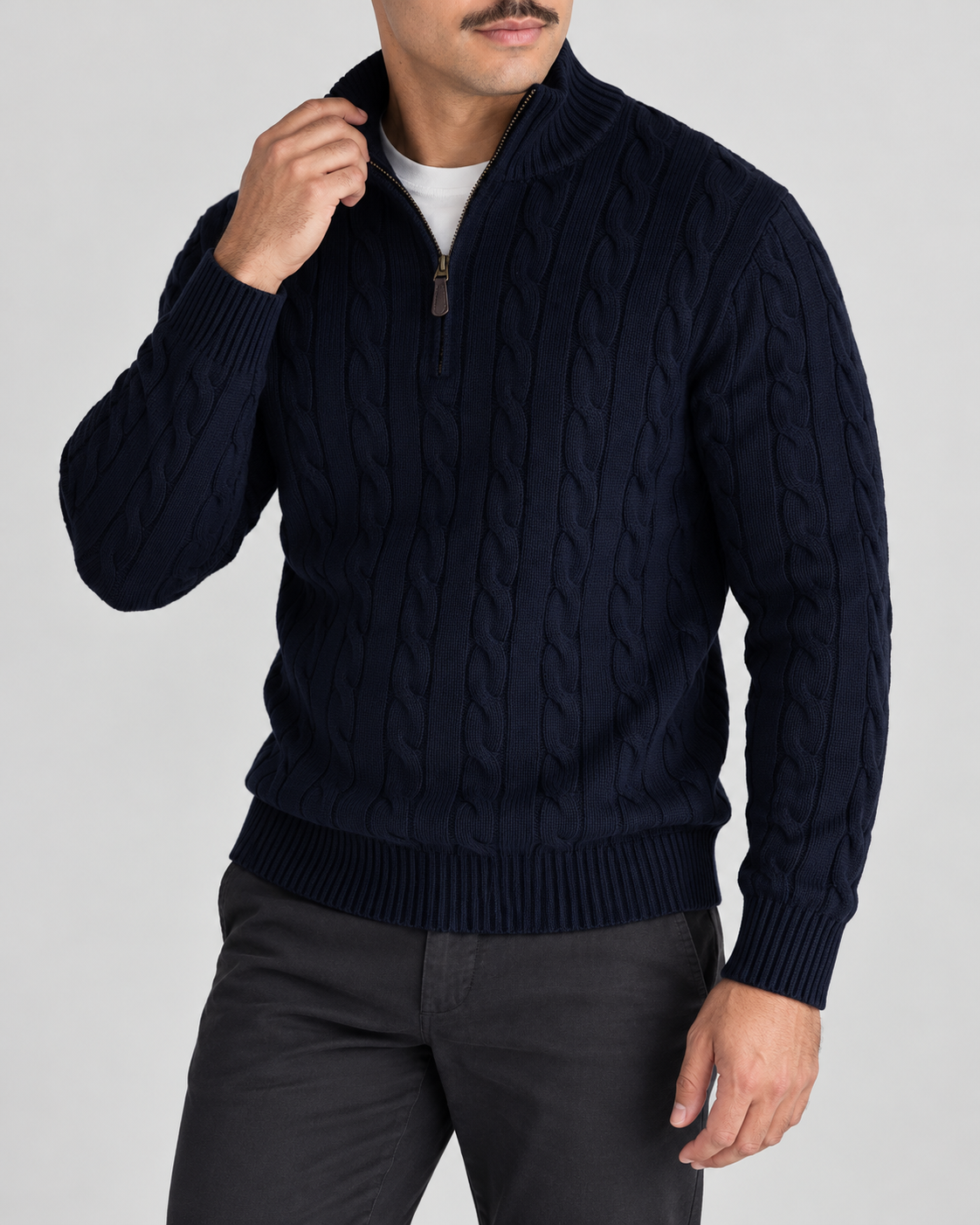 Zopfmuster-Pullover Dunkelblau am Model