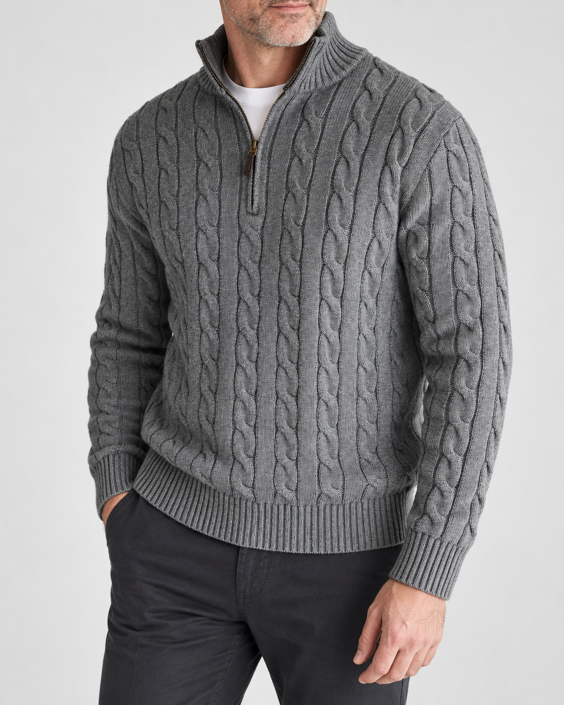 Zopfmuster-Pullover Grau am Model