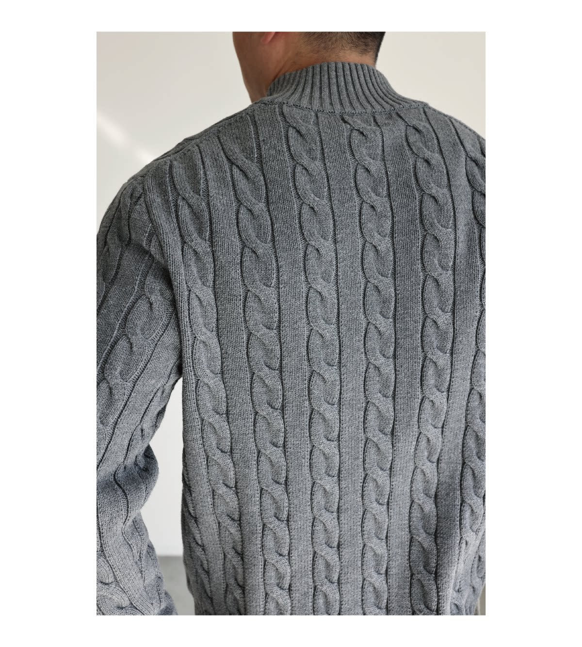 Grauer Zopfmuster-Pullover – Rückansicht