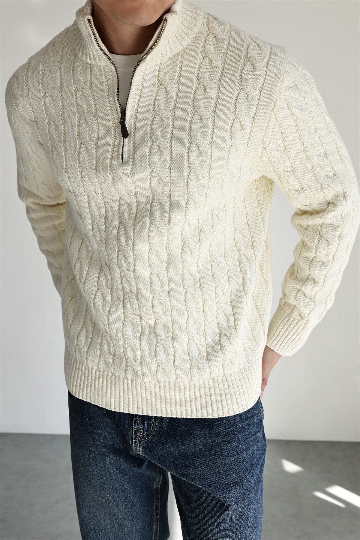 Cremefarbener Zopfmuster-Pullover – weitere Ansicht