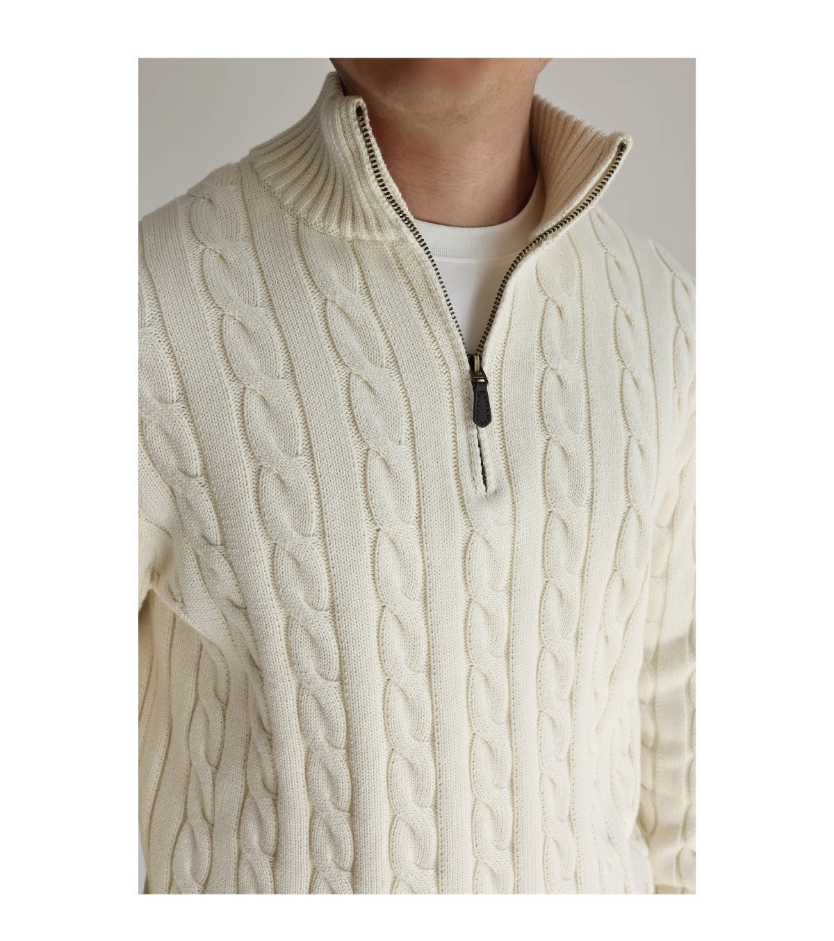 Cremefarbener Zopfmuster-Pullover – Kragen und kurzer Reißverschluss