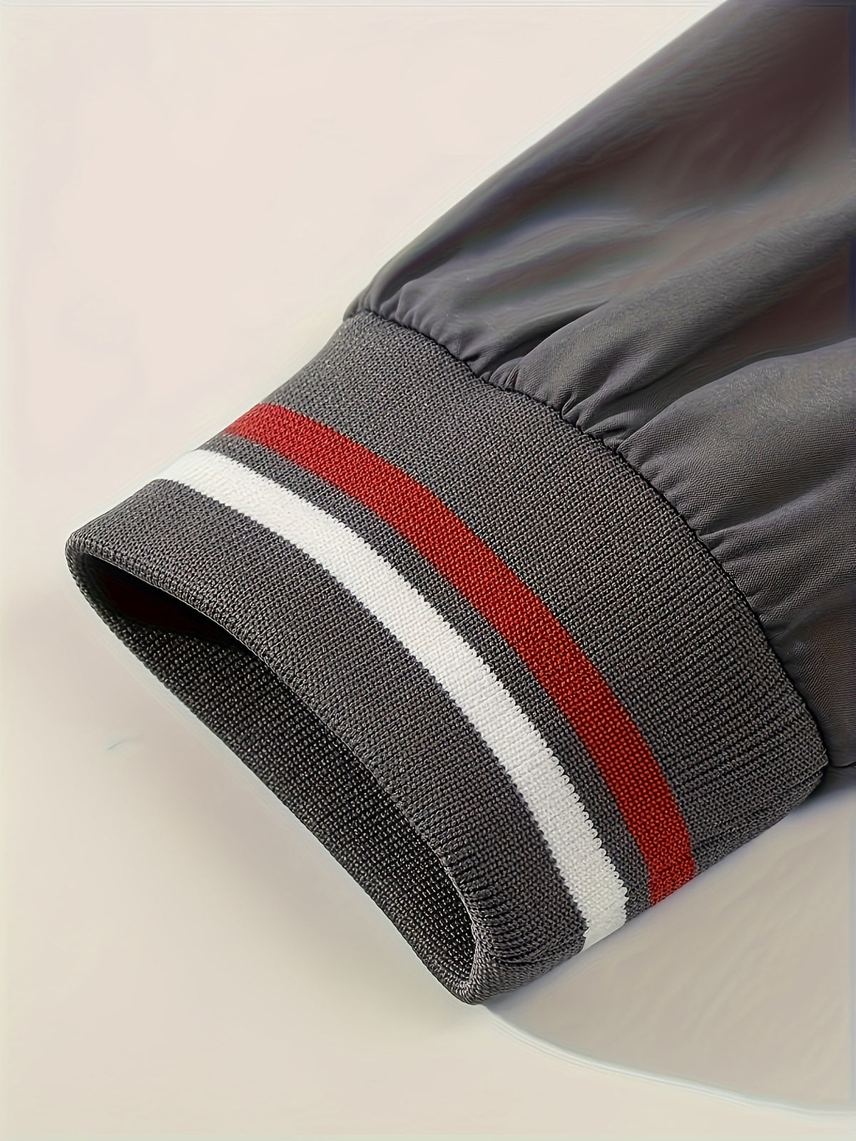 Bomberjacke – Detail des gestreiften Ärmelbündchens