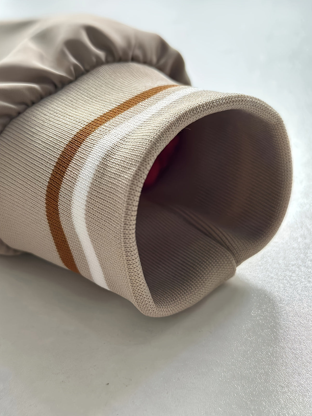 Beige Bomberjacke – Kragen und Bündchenstruktur