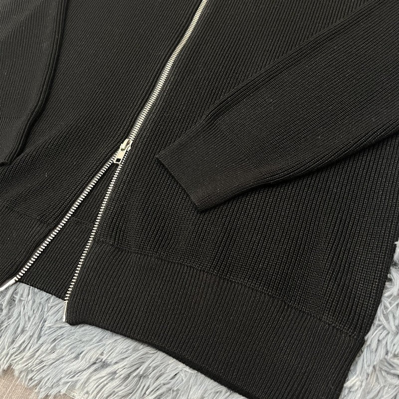 Strickjacke Schwarz – Saum und Bündchen