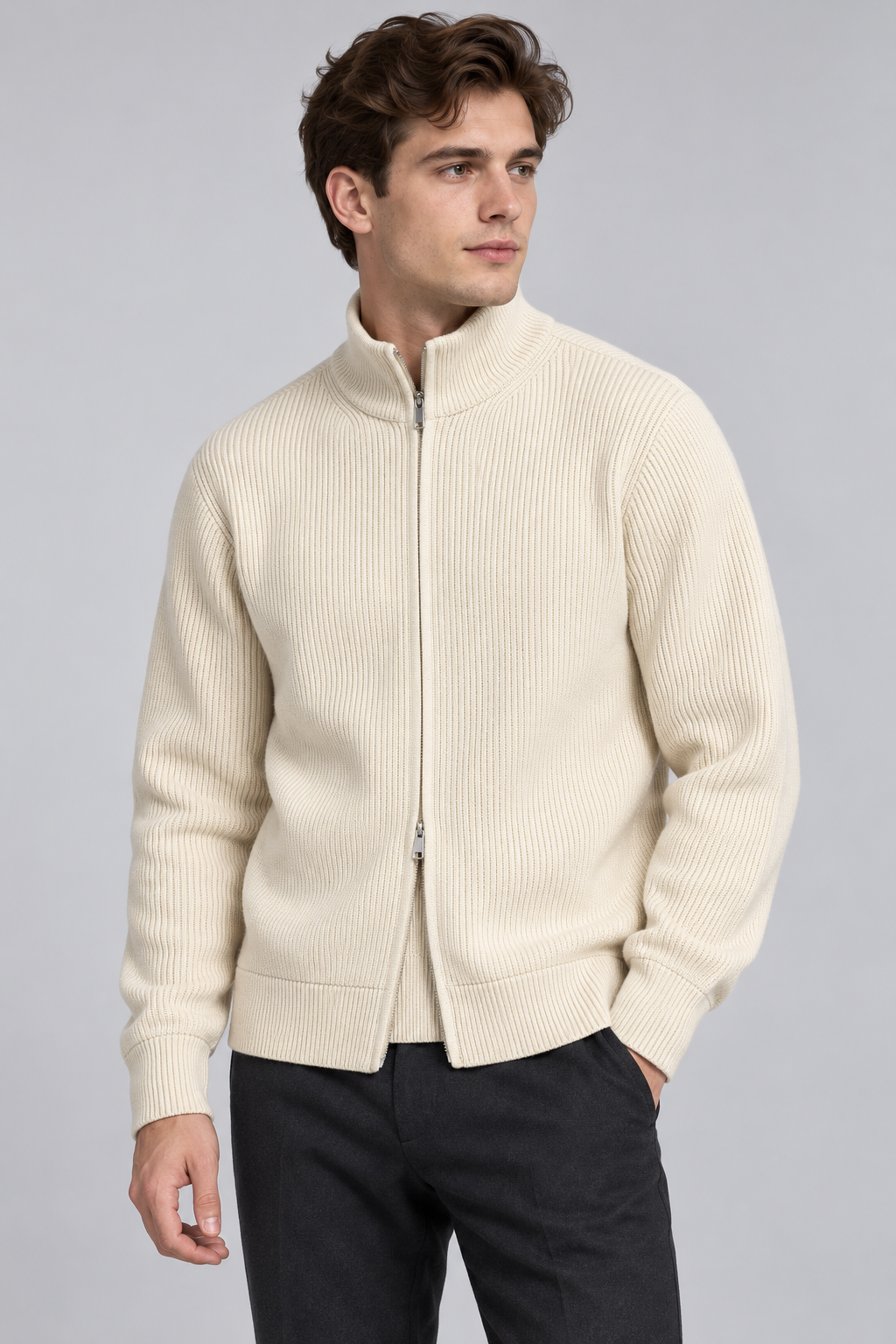 Strickjacke Creme am Model