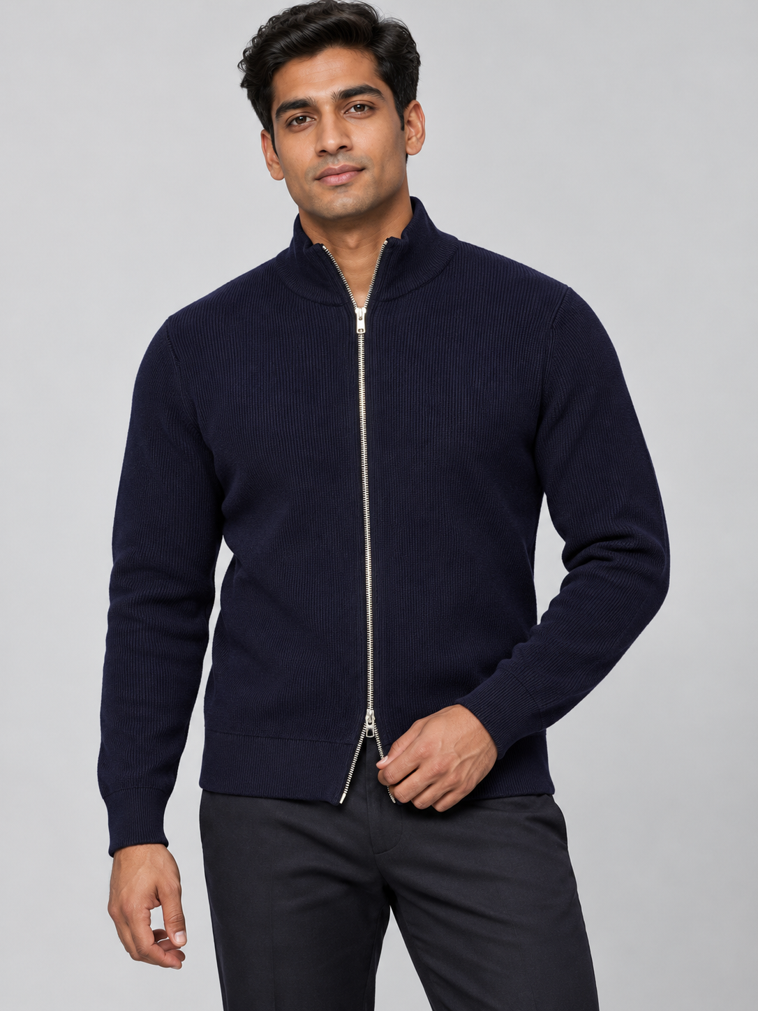 Strickjacke Marineblau am Model