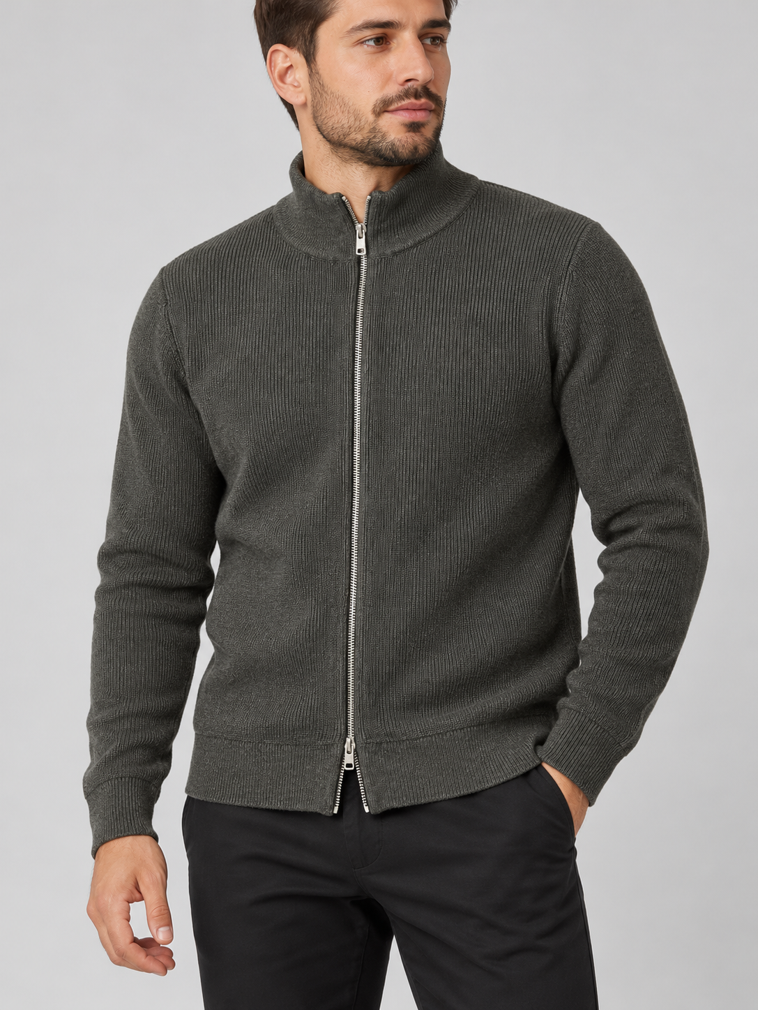 Strickjacke Dunkeloliv am Model