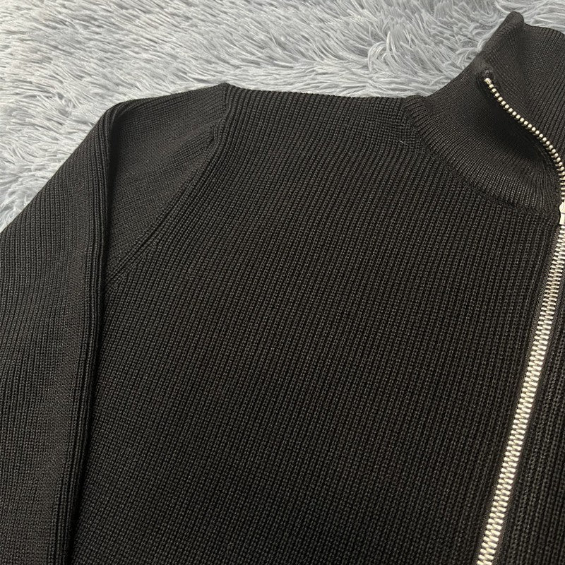 Strickjacke Dunkeloliv – Schulter und Strickstruktur