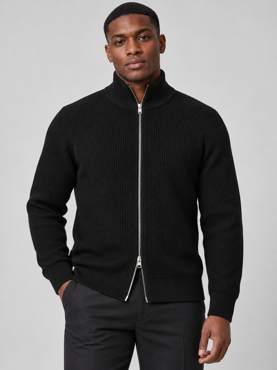 Strickjacke Schwarz am Model