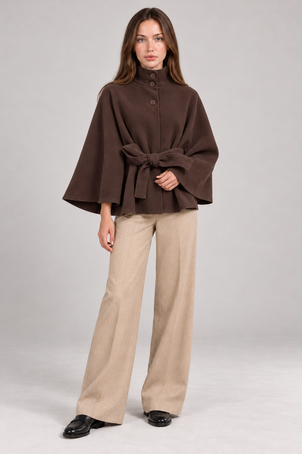 Brauner Mantel mit natürlichem Stofffall – Model vorne