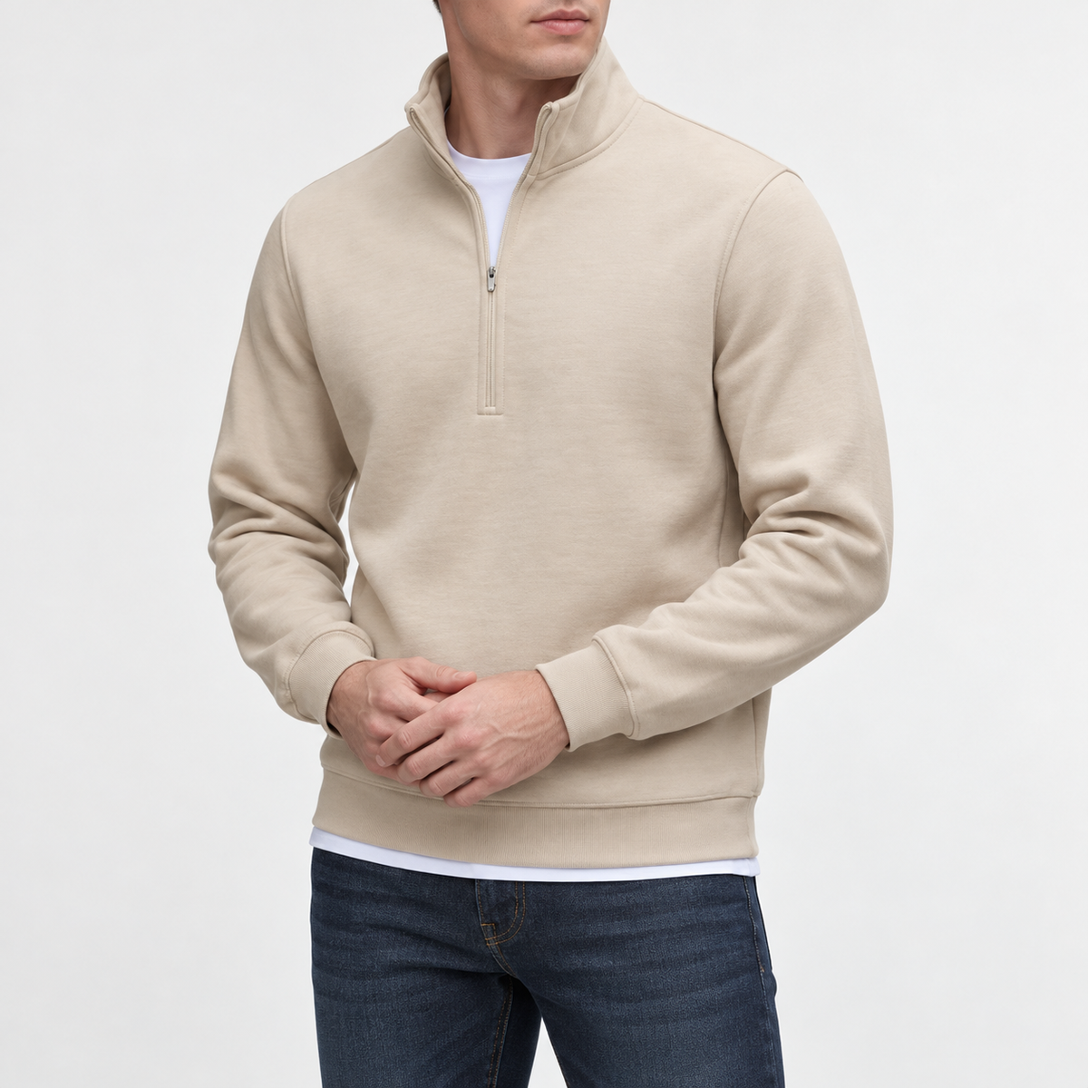 Herren Pullover mit Stehkragen und Reißverschluss Beige am Model